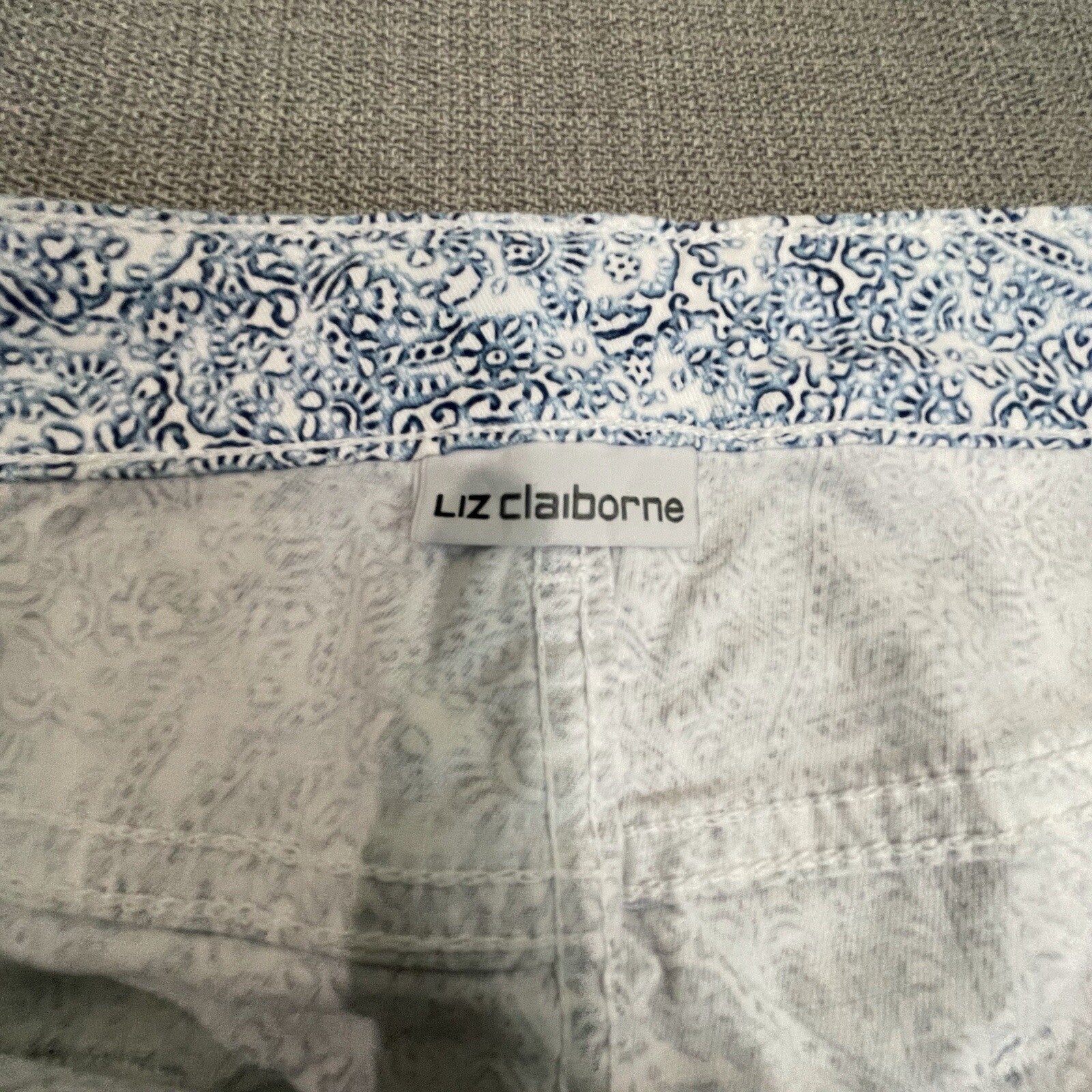 Liz Claiborne Women's Size 6 White Blue Patterned Lightweight Jeans Pants