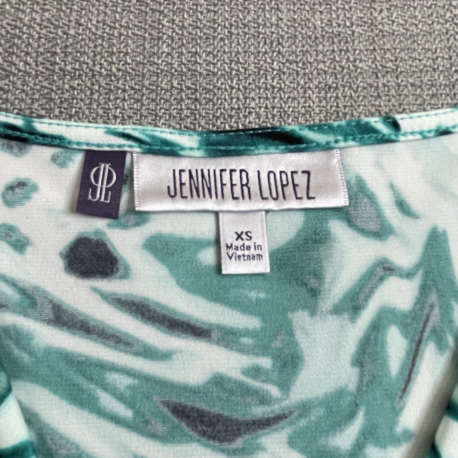Jennifer Lopez Women’s Size XS Green Animal Print  V-Neck Long Sleeve Top