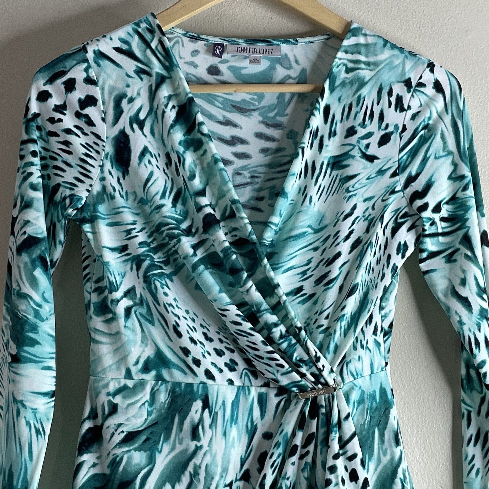 Jennifer Lopez Women’s Size XS Green Animal Print  V-Neck Long Sleeve Top
