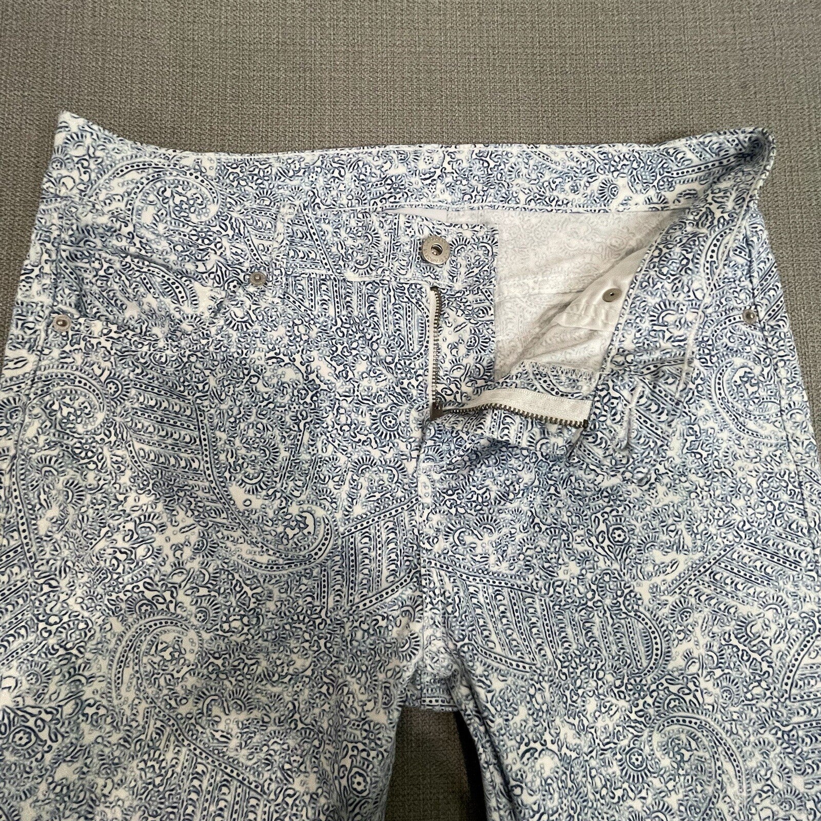 Liz Claiborne Women's Size 6 White Blue Patterned Lightweight Jeans Pants