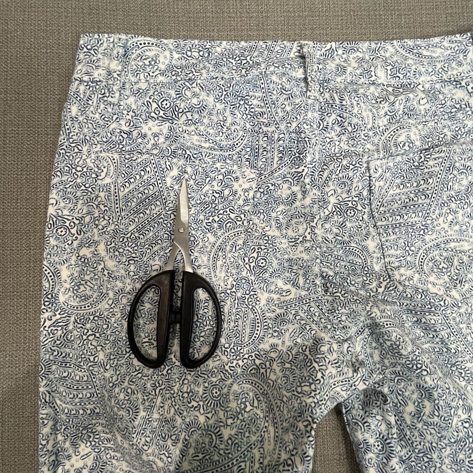 Liz Claiborne Women's Size 6 White Blue Patterned Lightweight Jeans Pants