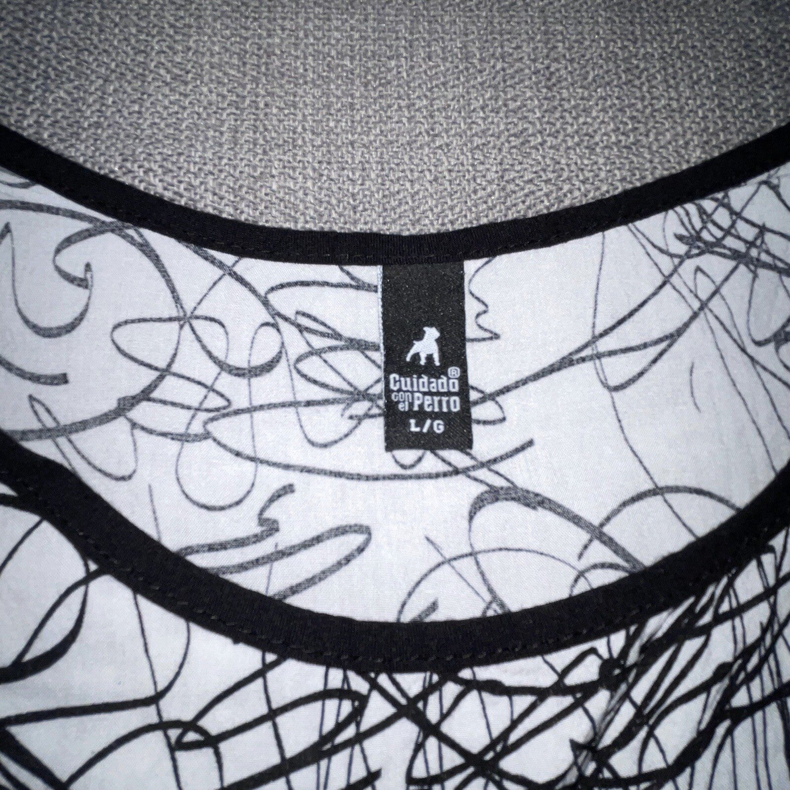 Cuidado Con El Perro Women's Size Large Black & White Scribble Crop Tank Top