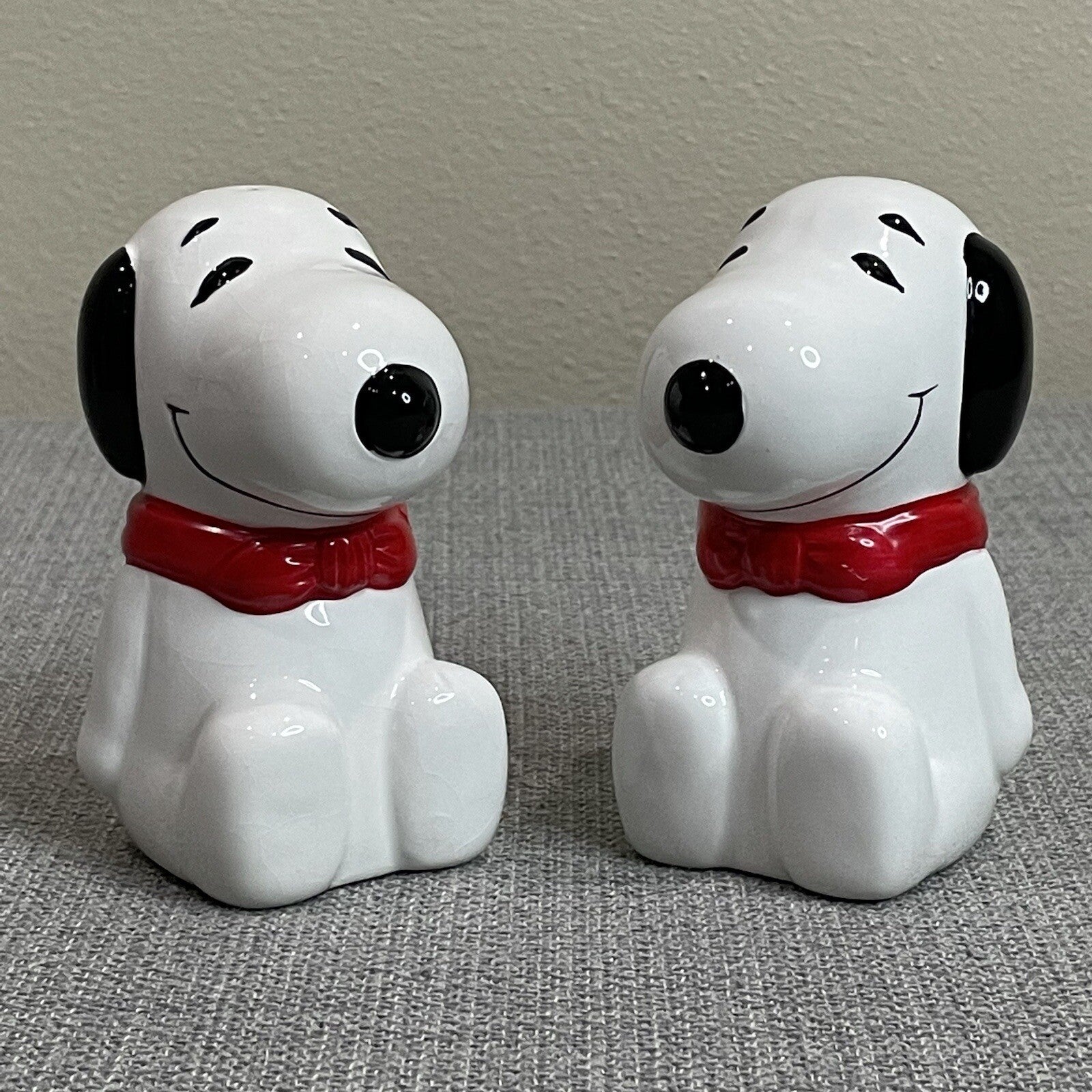 Benjamin & Medwin NY Peanuts Snoopy Decorative Ceramic Salt and Pepper Shakers