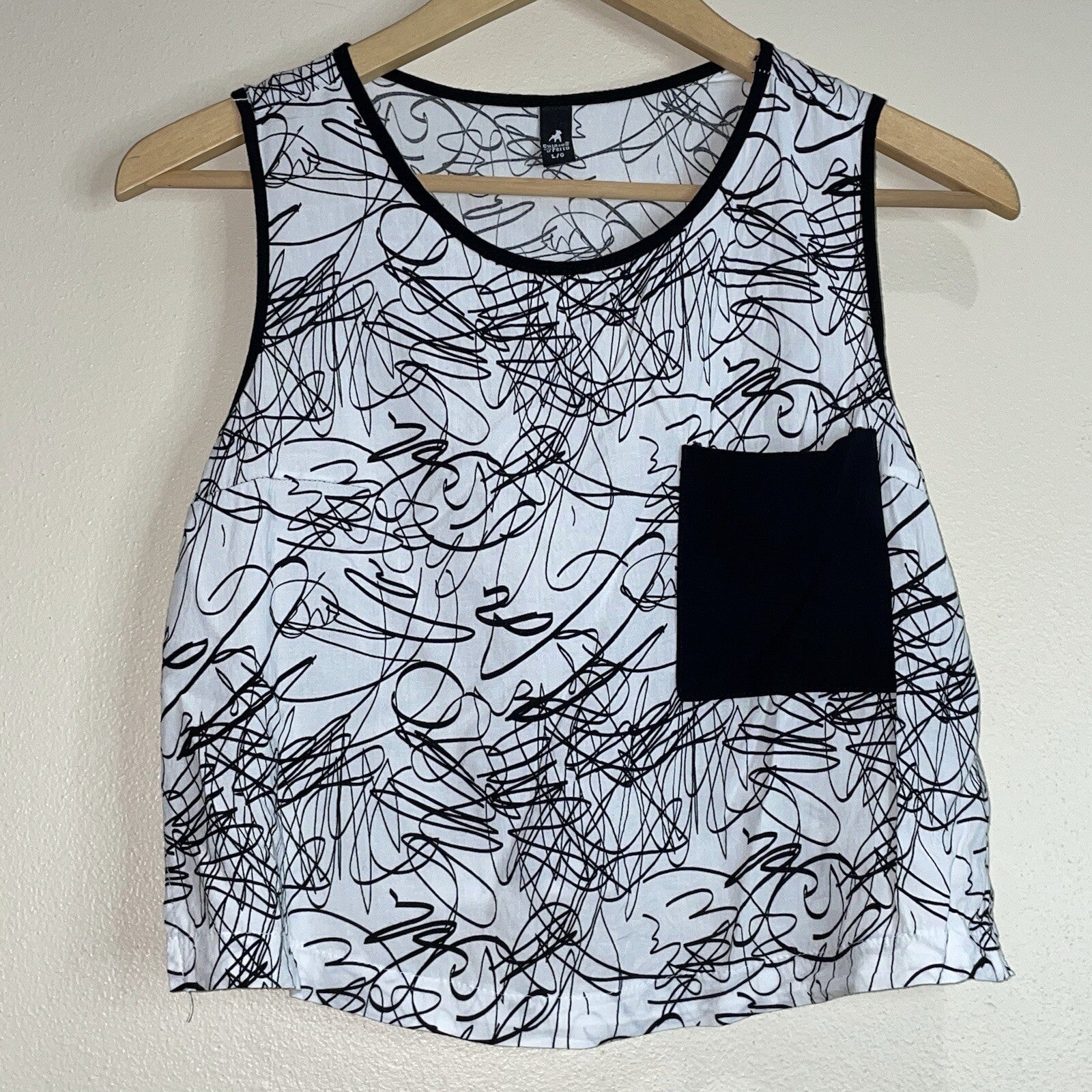 Cuidado Con El Perro Women's Size Large Black & White Scribble Crop Tank Top