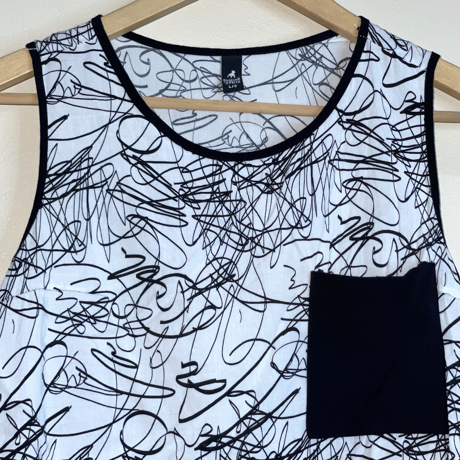 Cuidado Con El Perro Women's Size Large Black & White Scribble Crop Tank Top