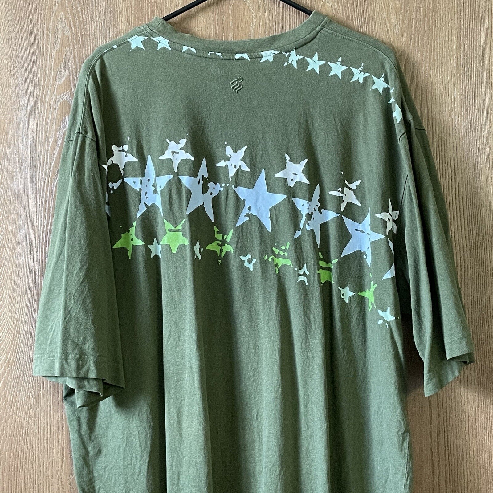 RocaWear Men Size XXXL (3XL) Green Short Sleeve Logo T-Shirt with Printed Stars