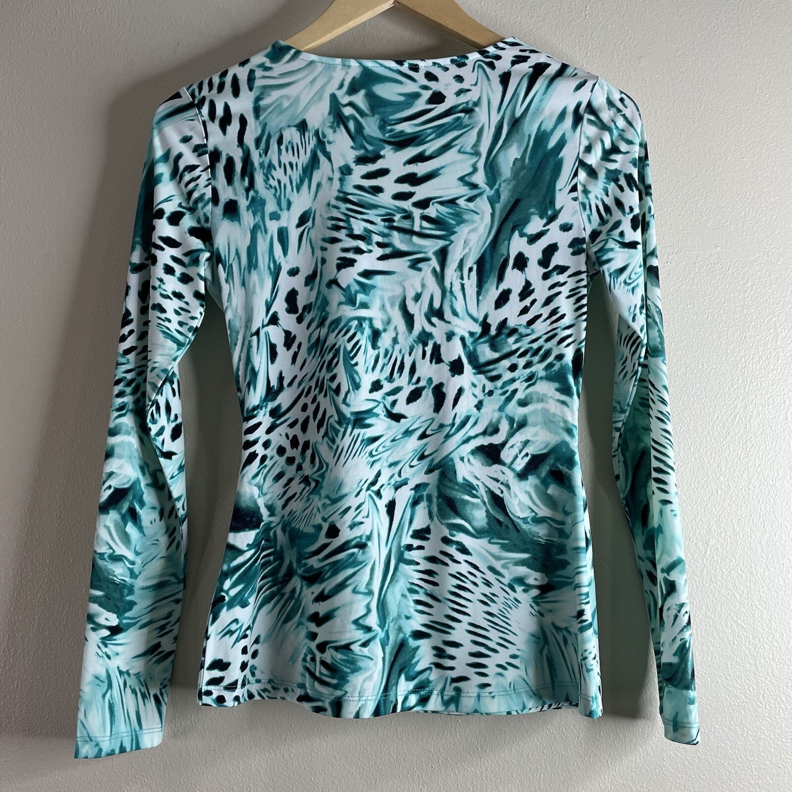 Jennifer Lopez Women’s Size XS Green Animal Print  V-Neck Long Sleeve Top