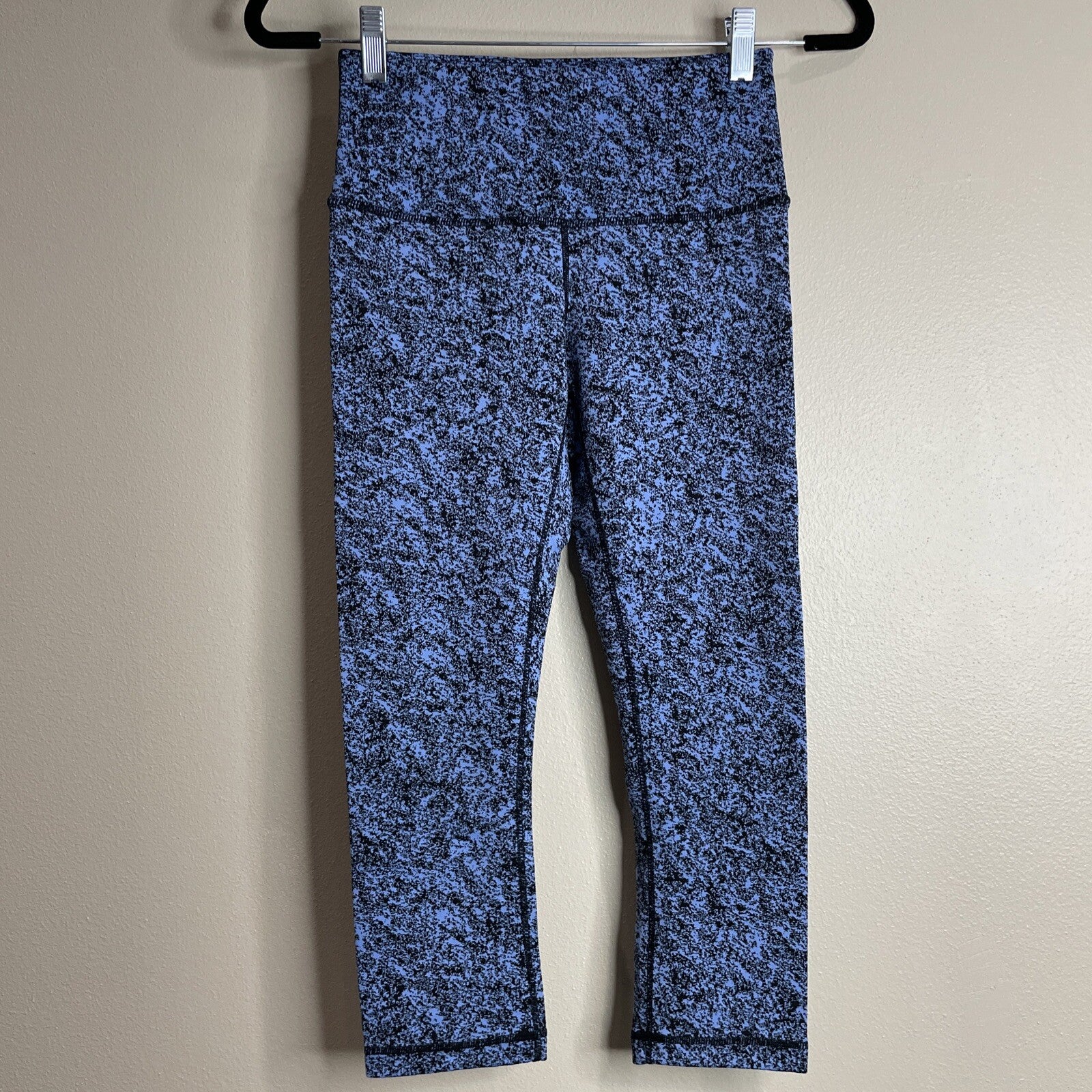 Kirkland Signature Women’s Blue /Black Patterned Capri Leggings Size Small