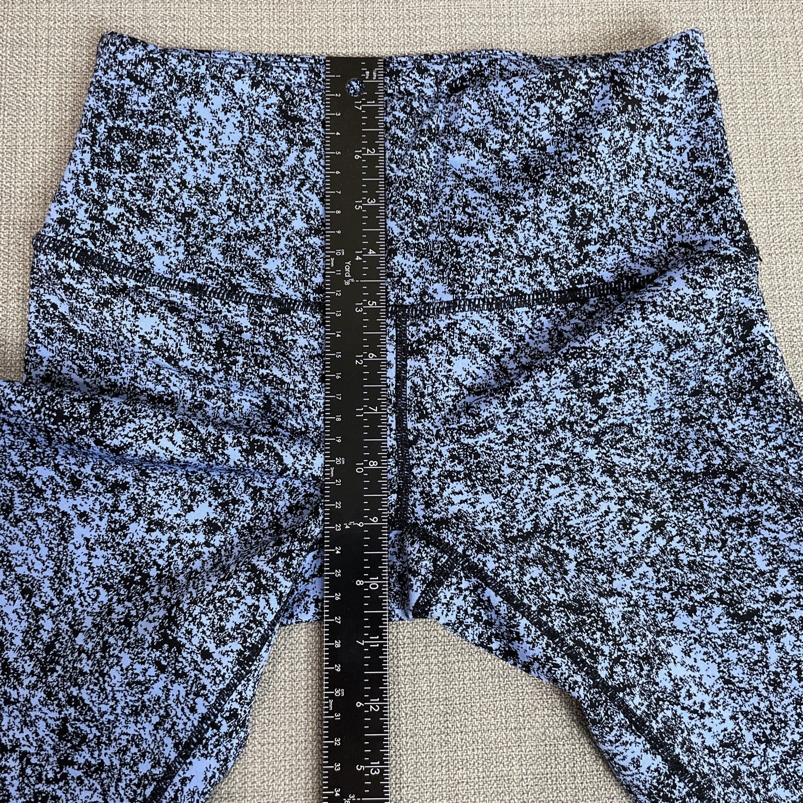 Kirkland Signature Women’s Blue /Black Patterned Capri Leggings Size Small
