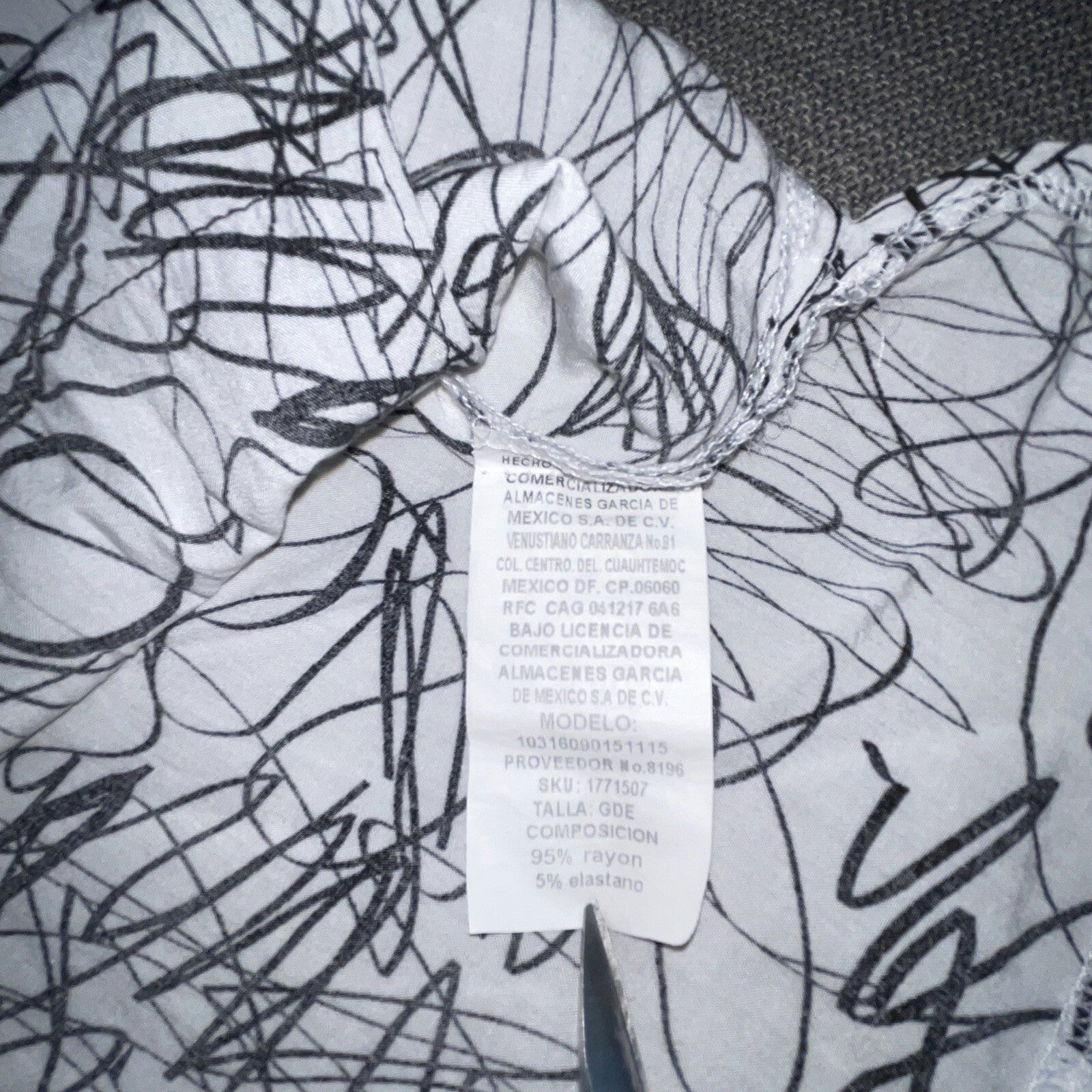 Cuidado Con El Perro Women's Size Large Black & White Scribble Crop Tank Top