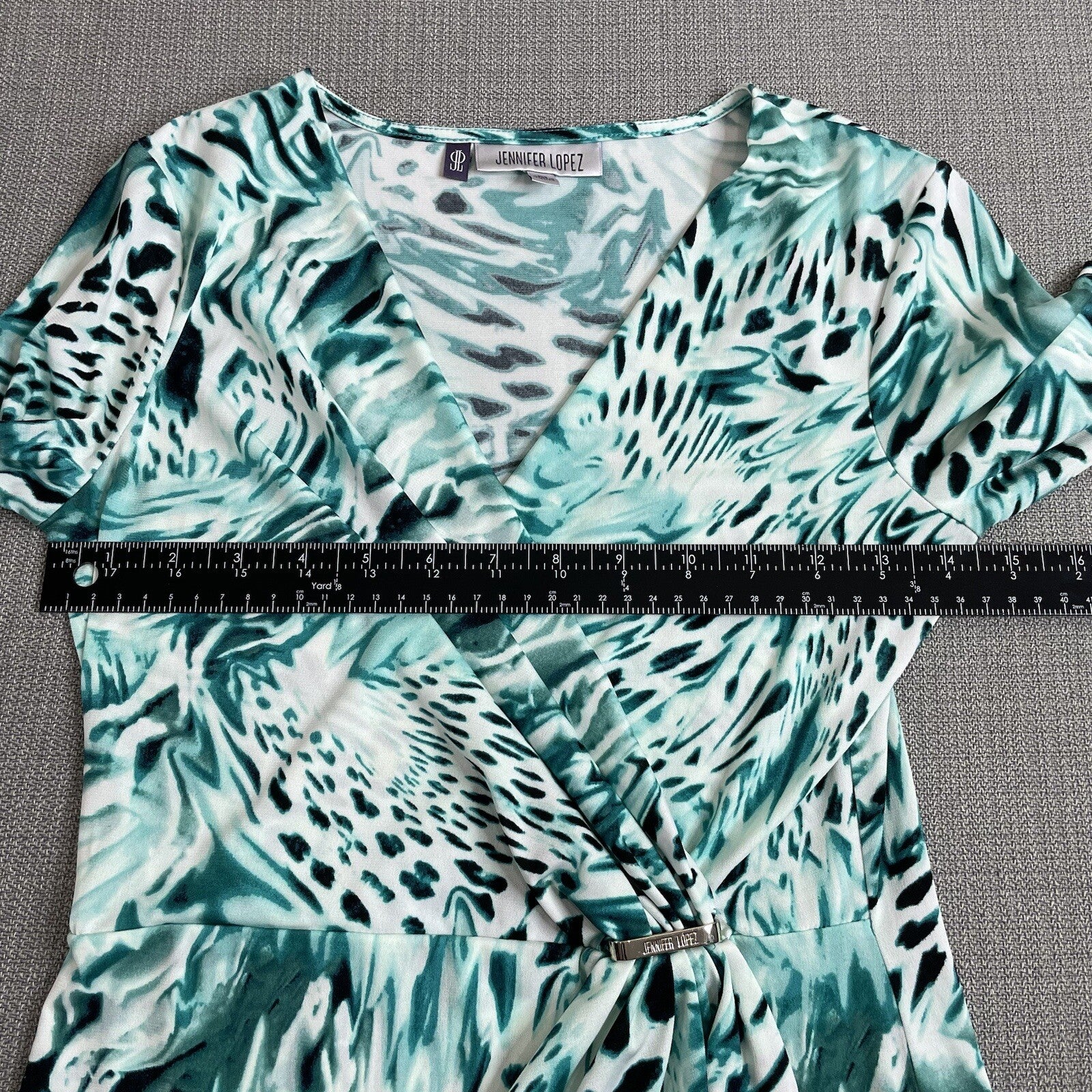 Jennifer Lopez Women’s Size XS Green Animal Print  V-Neck Long Sleeve Top