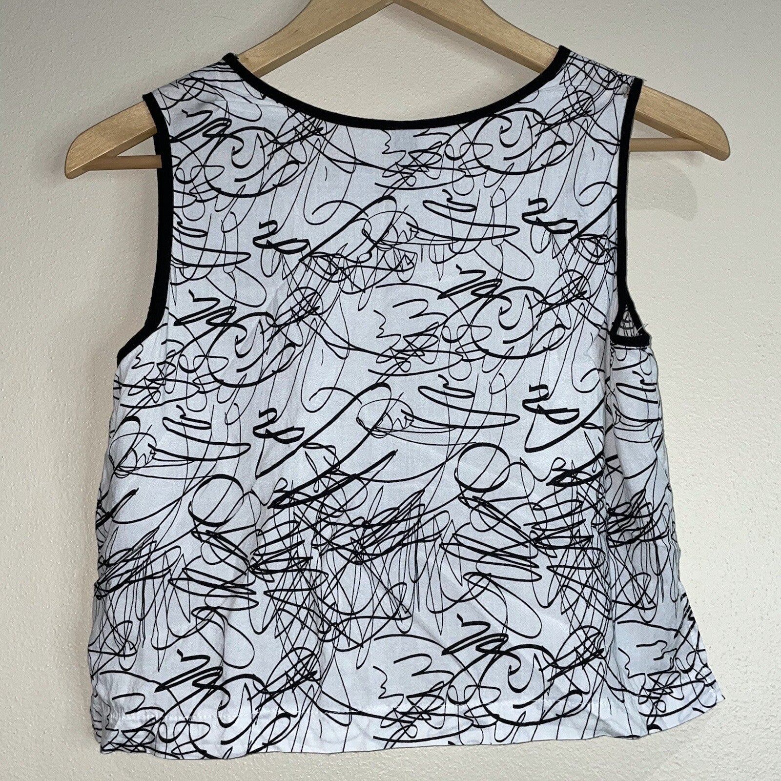Cuidado Con El Perro Women's Size Large Black & White Scribble Crop Tank Top
