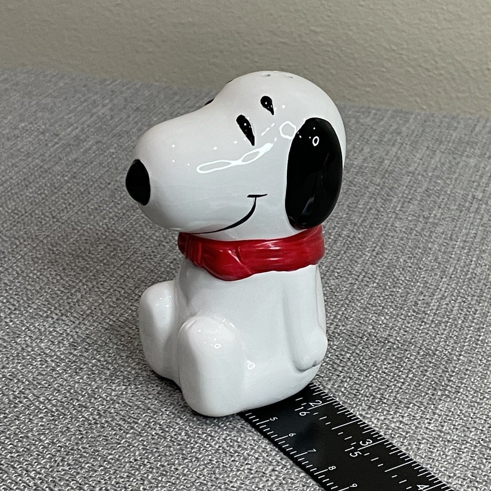 Benjamin & Medwin NY Peanuts Snoopy Decorative Ceramic Salt and Pepper Shakers