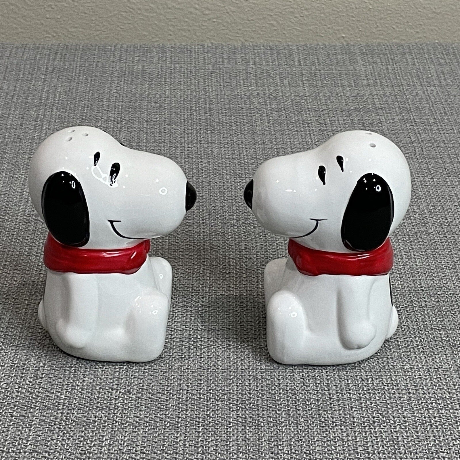 Benjamin & Medwin NY Peanuts Snoopy Decorative Ceramic Salt and Pepper Shakers