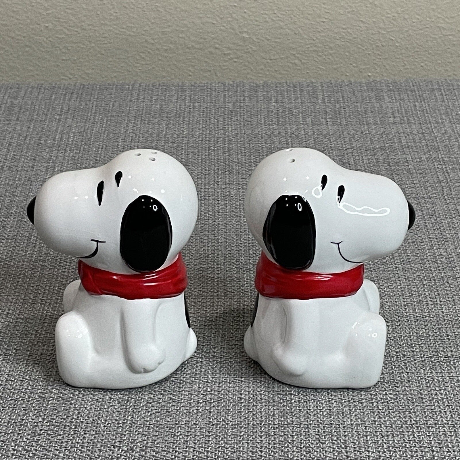 Benjamin & Medwin NY Peanuts Snoopy Decorative Ceramic Salt and Pepper Shakers